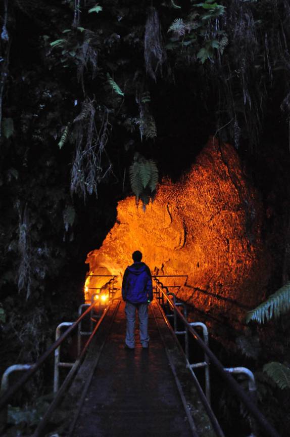 Entrando no túnel de lava, no Volcanoes National Park, em Volcano, na Big Island, no Havaí